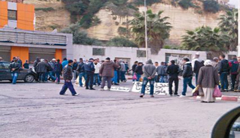 400 ‬شخص‮ ‬يقطنون بأحواش بلدية السحاولة‮ ‬يغلقون الطريق السريع في‮ ‬بئر توتة