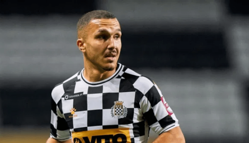 مدافع بوافيستا يستخرج جواز سفره الجزائري