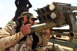 الثوار الليبيون يحاصرون قوات القذافي في مطار مصراته