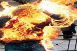 امرأة روسية تشعل النار في نفسها أمام مقر الحكومة