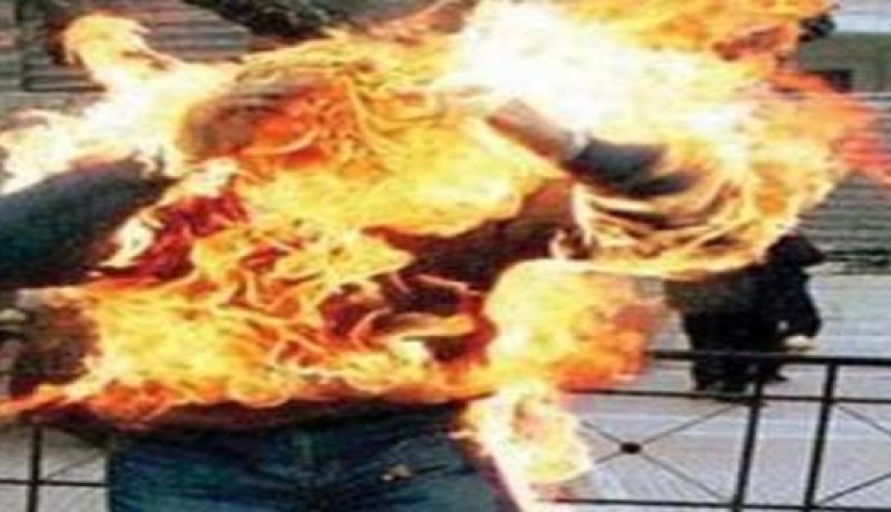 امرأة روسية تشعل النار في نفسها أمام مقر الحكومة