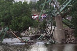 انحراف قطار عن مساره بعد تحطم جسر للسكة الحديدية فى نيوجيرسى