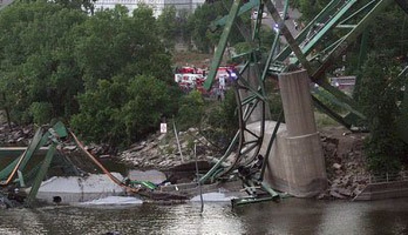 انحراف قطار عن مساره بعد تحطم جسر للسكة الحديدية فى نيوجيرسى