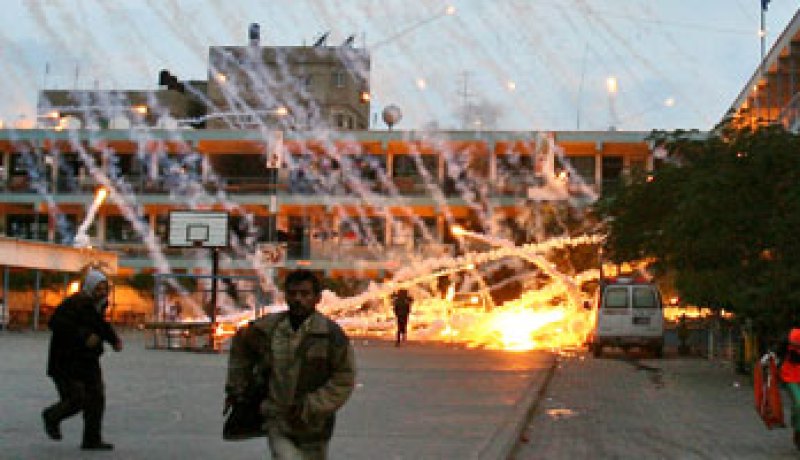 دبابات الاحتلال تقصف غزة.. وإصابة 16 فلسطينياً