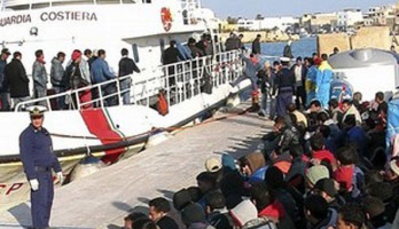 إلقاء القبض على 100 مهاجر غير شرعي جنوب إيطاليا