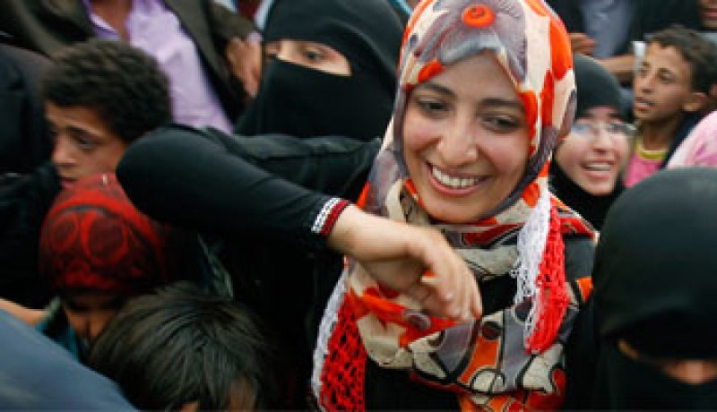 كرمان تدعو إلى تكريم قيادة الجيش ومحاكمة النظام السابق باليمن