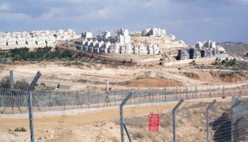 مستوطنون يهود يبدأون ترك منازلهم بالضفة الغربية