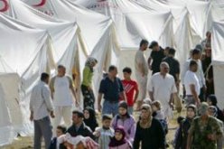 مواطن سورى يحاول إنزال العلم التركى بمخيم اللاجئين جنوب تركيا