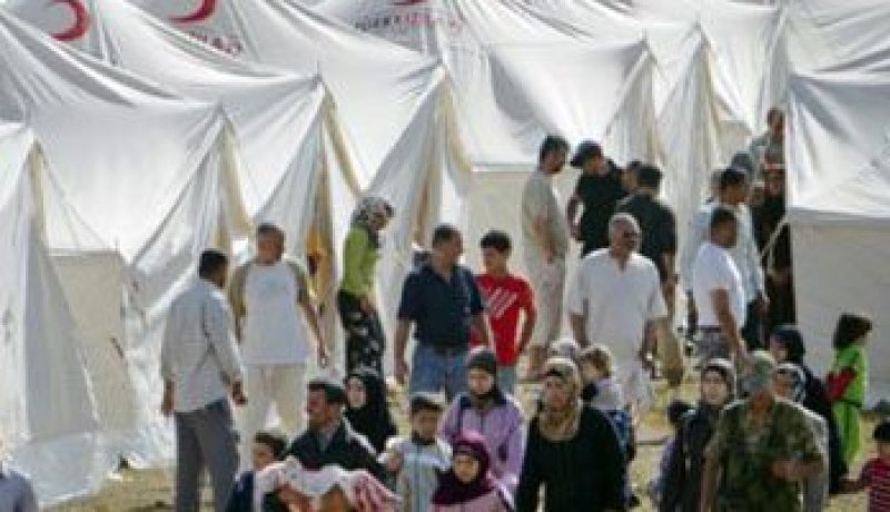 مواطن سورى يحاول إنزال العلم التركى بمخيم اللاجئين جنوب تركيا