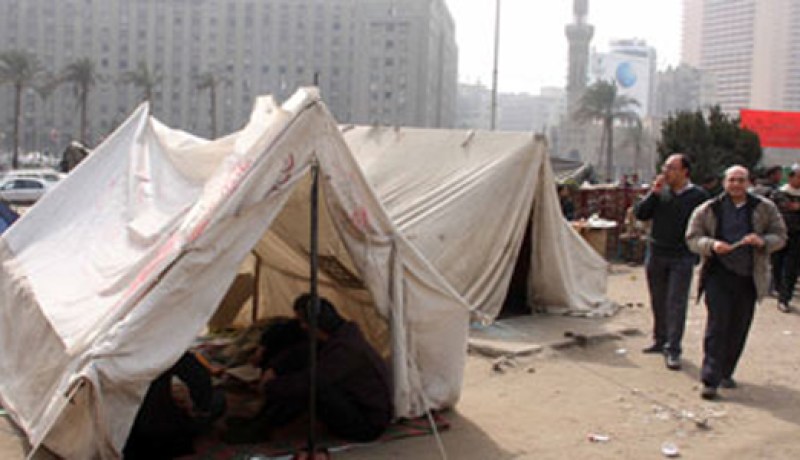 متظاهر يصنع قبراً له في ميدان التحرير كتب عليه “شهيد تحت الطلب”