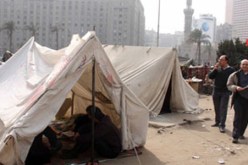 متظاهر يصنع قبراً له في ميدان التحرير كتب عليه “شهيد تحت الطلب”