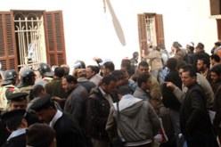 عدد من مصابي الثورة يحتجزون مسئولاً بـ”القومى لرعاية أسر الشهداء”