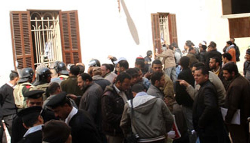 عدد من مصابي الثورة يحتجزون مسئولاً بـ”القومى لرعاية أسر الشهداء”