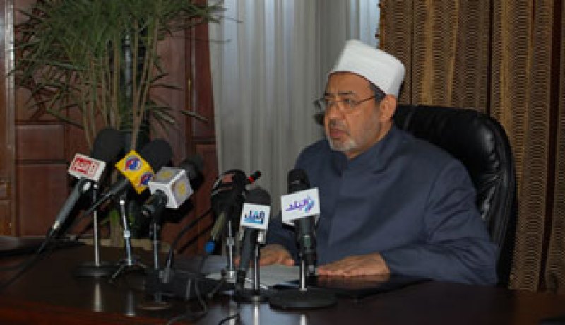 شيخ الأزهر يطالب بوقف العنف فورًا أمام الدفاع