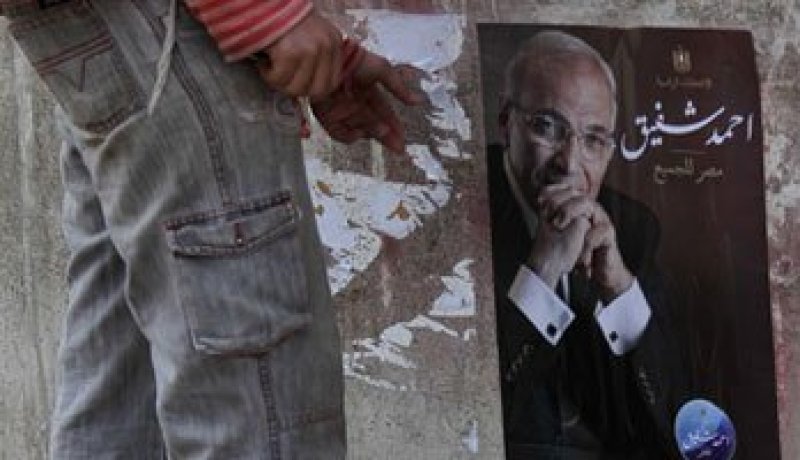 أنصار شفيق يحثون أهالى السلام على الانتخاب والجيش يطاردهم