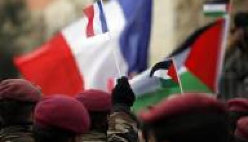 فلسطينيين ينظمون وقفة تضامنية مع فرنسا وسط رام الله