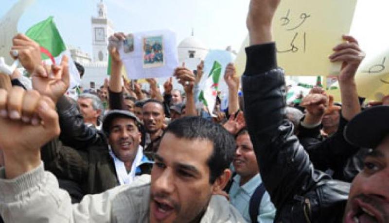 شباب بلدية الناظورة يغلقون مقر البلدية بتيارت