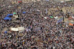 آلاف المتظاهرين بالتحرير ومنصة صباحى وأبوالفتوح تبث أغانٍ وطنية