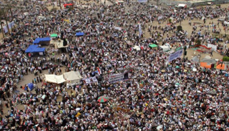 آلاف المتظاهرين بالتحرير ومنصة صباحى وأبوالفتوح تبث أغانٍ وطنية
