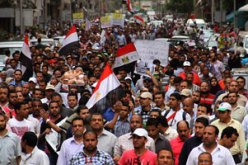متظاهرون يهاجمون المجلس العسكري