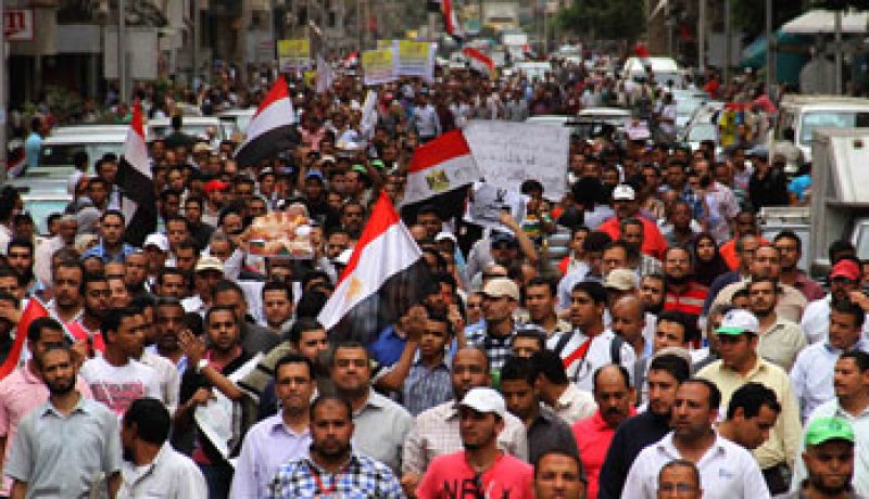 متظاهرون يهاجمون المجلس العسكري