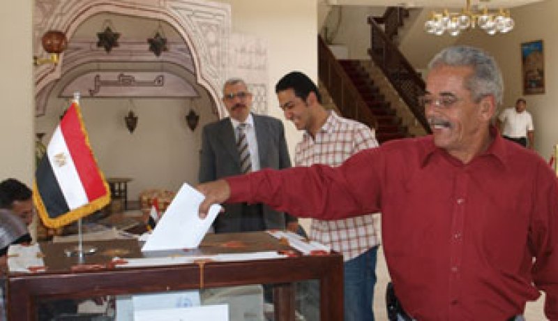 المصريون بالكويت يبدأون الاختيار بين مرسى وشفيق فى جولة الإعادة
