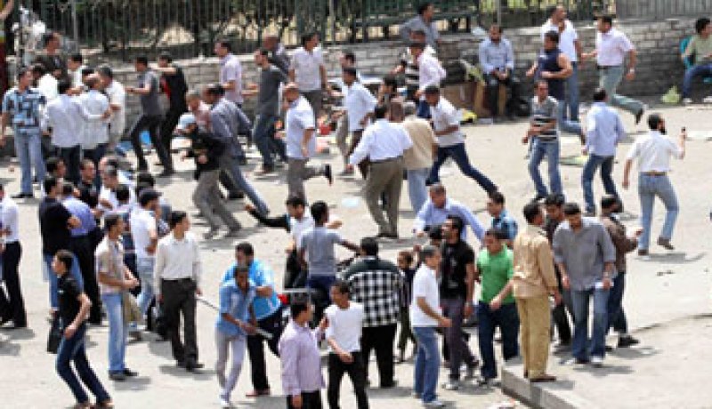 تجدد الاشتباكات بين المتظاهرين والبلطجية بالعباسية