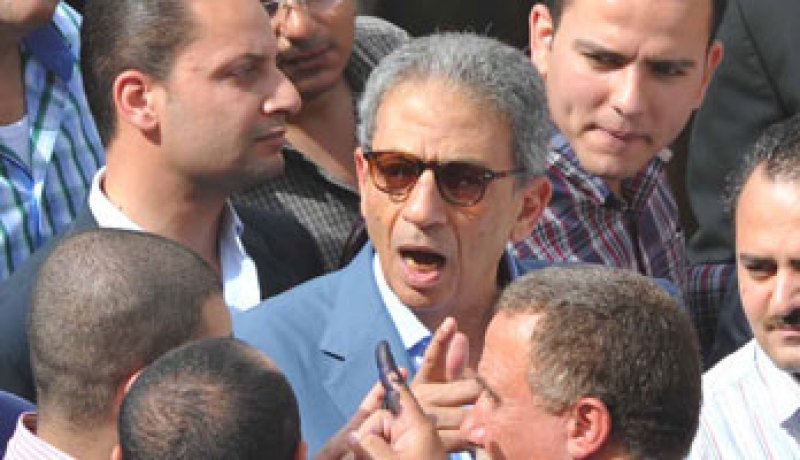 عمرو موسى ينهي مهامه الانتخابي بعد وقوفه ساعتين في قاعات الانتخابات