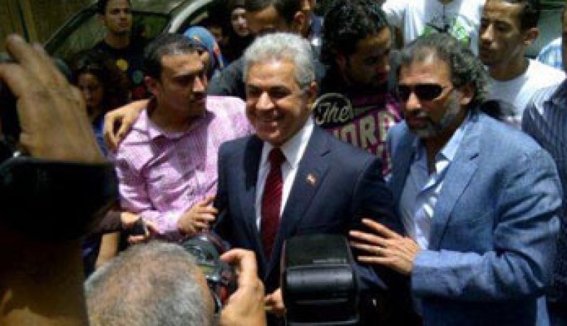 حمدين صباحى يدلى بصوته فى العجوزة بصحبة خالد يوسف وأعضاء حملته