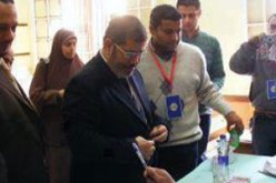 مرسى يصل الزقازيق للإدلاء بصوته ويدخل اللجنة الانتخابية بسيارته