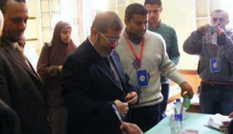 مرسى يصل الزقازيق للإدلاء بصوته ويدخل اللجنة الانتخابية بسيارته