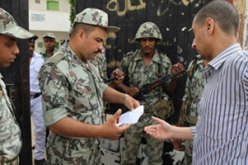 قوات الأمن المصرية تشعل النيران فى منشورات دعائية لمرسى