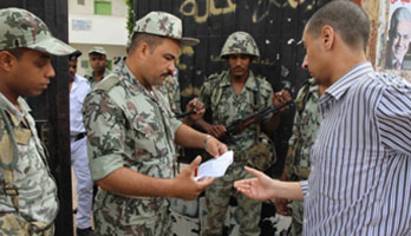 قوات الأمن المصرية تشعل النيران فى منشورات دعائية لمرسى