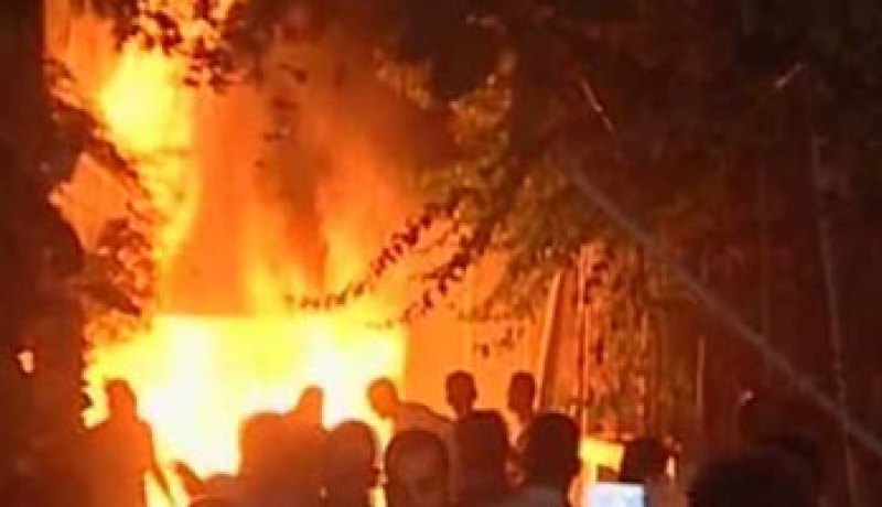 ء400 شخص اقتحموا مقر شفيق وحطموه وأحرقوا الدعاية