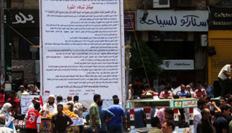 متظاهرو التحرير يهاجمون الإخوان وشفيق في مليونية العزل