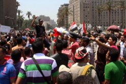 العشرات يرفعون الأحذية بـالتحرير اعتراضاً على صعود شفيق للإعادة