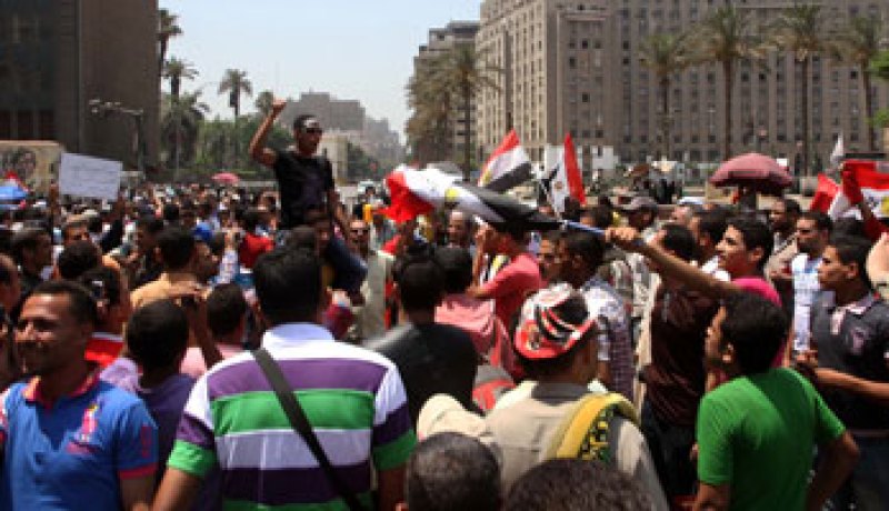 العشرات يرفعون الأحذية بـالتحرير اعتراضاً على صعود شفيق للإعادة