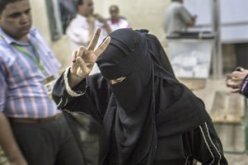 ناخبة تهتف لـ”مبارك” ومندوب “مرسى” يدعوها لقراءة الفاتحة للشهداء