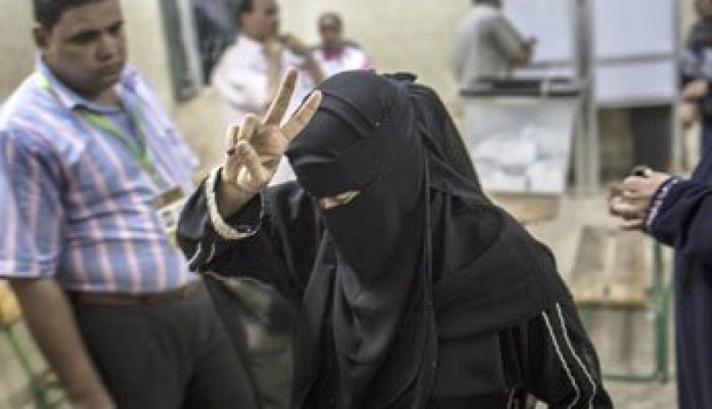 ناخبة تهتف لـ”مبارك” ومندوب “مرسى” يدعوها لقراءة الفاتحة للشهداء