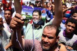 استمرار الاعتصام فى التحرير والمتظاهرون يرفعون لافتات تؤيد مرسى