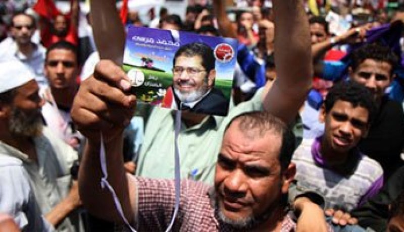 استمرار الاعتصام فى التحرير والمتظاهرون يرفعون لافتات تؤيد مرسى