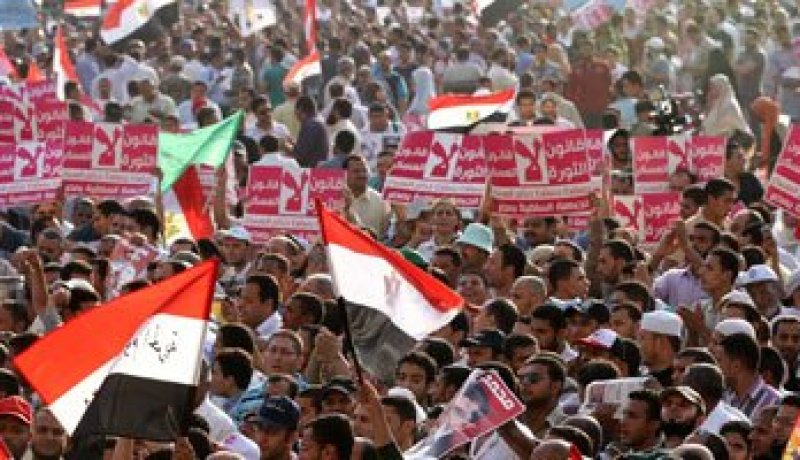 العشرات يتظاهرون بالتحرير للمطالبة بإلغاء الإعلان الدستورى المكمل