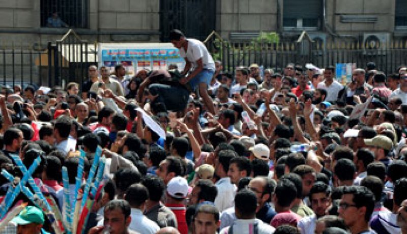 متظاهرو القضاء العالى يعتدون على مصور قناة الأقصى الفلسطينية