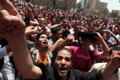 العشرات يتظاهرون بـ”التحرير” للمطالبة بإعادة محاكمة المخلوع