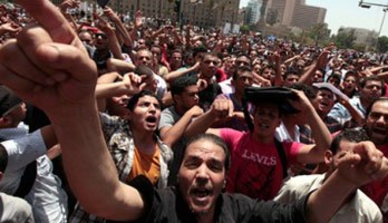 العشرات يتظاهرون بـ”التحرير” للمطالبة بإعادة محاكمة المخلوع