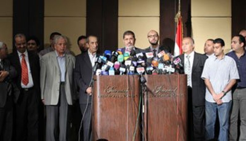 مرسى يتعهد بنواب من خارج الحرية والعدالة وتشكيل حكومة ائتلافية