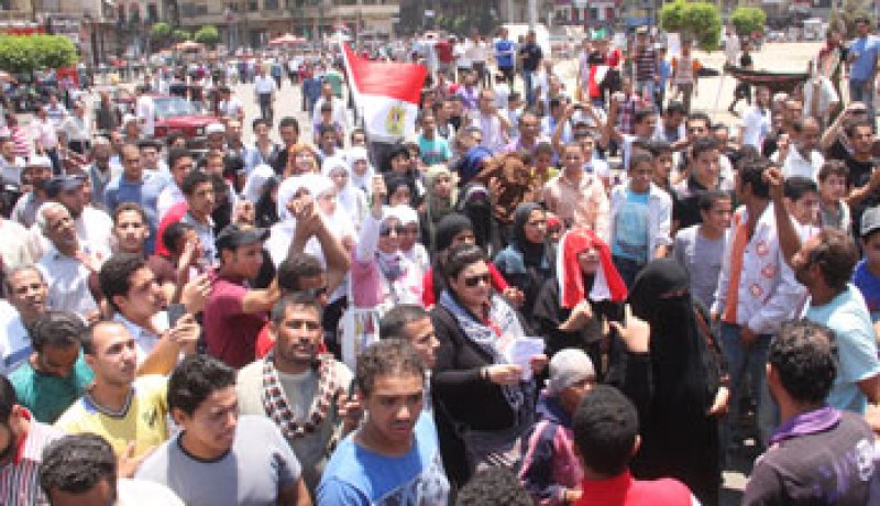 خطيب الجمعة بالتحرير يطالب “مرسى” بالانسحاب من جولة الإعادة