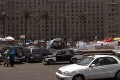 العشراتينصبون الخيام في ميدان التحرير