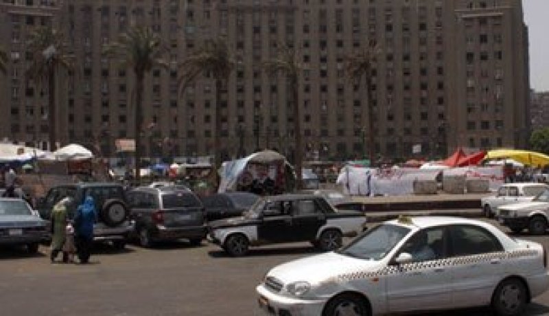 العشراتينصبون الخيام في ميدان التحرير