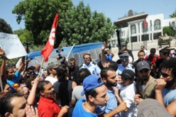 أهالى تالة التونسية ينظمون إضرابا عام ويهددون بالعصيان المدني